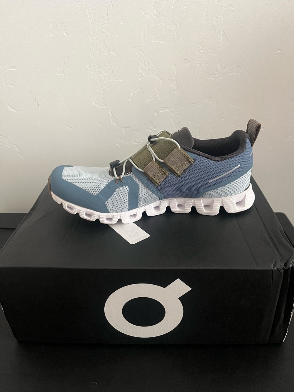 Women Oncloud running Sneaker in Blue and Olive Green, size 6 - Picture 3 of 6